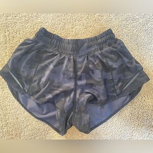 Lululemon hotty hot shorts 
Size 2